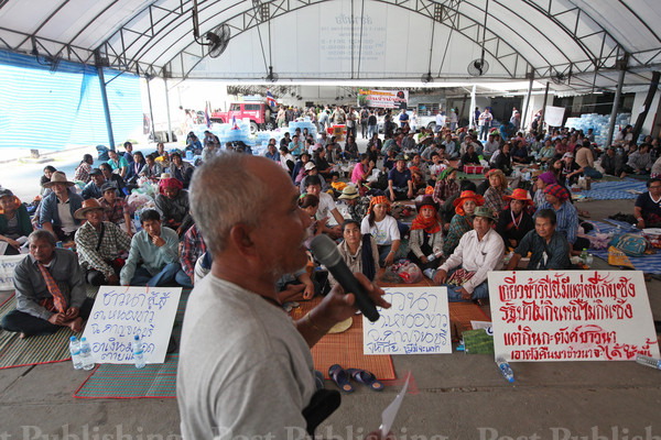 Nông dân Thái Lan biểu tình trước Bộ Thương mại đòi chính phủ trả tiền thu mua lúa gạo theo cam kết. Nông dân Thái Lan biểu tình trước Bộ Thương mại đòi chính phủ trả tiền thu mua lúa gạo theo cam kết.