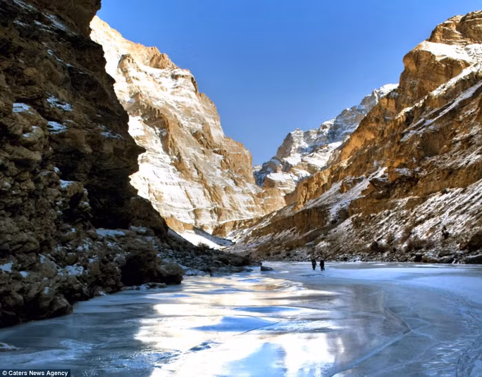 Dòng sông băng, nơi những người Ladakh phải vượt qua để đến bệnh viện.
