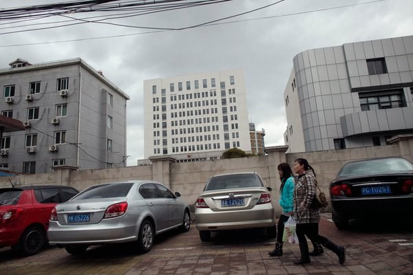 Tòa nhà cao tầng (màu trắng, giữa) là nơi được cho là trụ sở hacker quân sự Trung Quốc nằm ở trung tâm thành phố Thượng Hải. Tòa nhà cao tầng (màu trắng, giữa) là nơi được cho là trụ sở hacker quân sự Trung Quốc nằm ở trung tâm thành phố Thượng Hải.