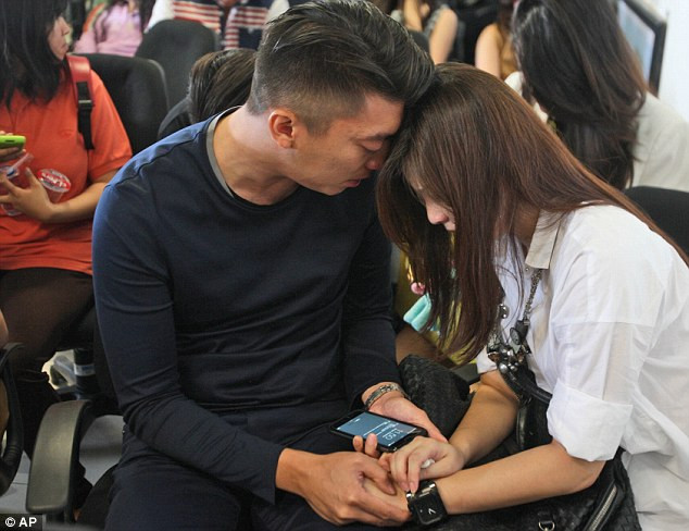 Nhiều thân nhân của các hành khách mất tích đã khóc trong lúc chờ đợi.