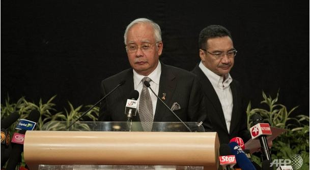Thủ tướng Malaysia Najib Razak (trái) tuyên bố kết luận về số phận của chuyến bay mất tích tại Trung tâm Thương mại Thế giới Putra (PWTC) ở Kuala Lumpur hôm 24/3. Thủ tướng Malaysia Najib Razak (trái) tuyên bố kết luận về số phận của chuyến bay mất tích tại Trung tâm Thương mại Thế giới Putra (PWTC) ở Kuala Lumpur hôm 24/3.