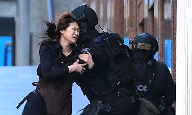 Một trong số các con tin đã trốn thoát khỏi quán cà phê. Một trong số các con tin đã trốn thoát khỏi quán cà phê.