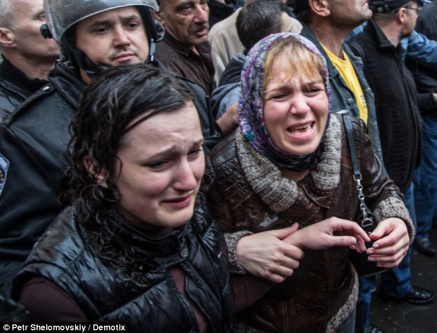 Thân nhân của những người bị giam chờ đợi người biểu tình ủng hộ Nga xông vào đồn cảnh sát.