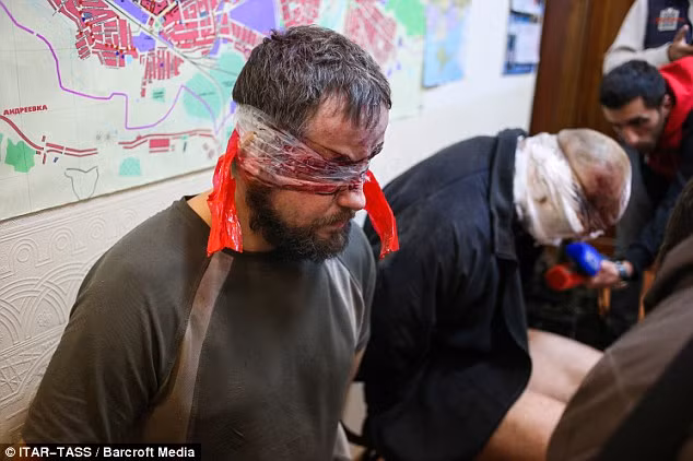 Các thành viên Alpha bị bịt mắt tại buổi họp báo.