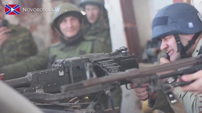 Hình ảnh cho thấy Porechenko sử dụng súng máy trong khu vực Donetsk. Hình ảnh cho thấy Porechenko sử dụng súng máy trong khu vực Donetsk.