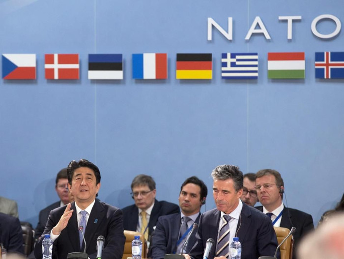 Thủ tướng Nhật Bản Shinzo Abe (trái) tại trụ sở NATO. Thủ tướng Nhật Bản Shinzo Abe (trái) tại trụ sở NATO.