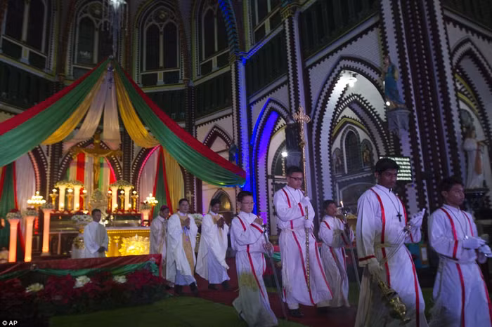 Các linh mục Myanmar trong lễ rước đầy màu sắc tại nhà thờ Saint Mary ở Yangon.