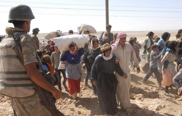 Người Kurd chủ yếu là phụ nữ và trẻ em, vượt qua biên giới Syria vào Thổ Nhĩ Kỳ dưới sự hỗ trợ của lực lượng an ninh biên giới nước này. Người Kurd chủ yếu là phụ nữ và trẻ em, vượt qua biên giới Syria vào Thổ Nhĩ Kỳ dưới sự hỗ trợ của lực lượng an ninh biên giới nước này.