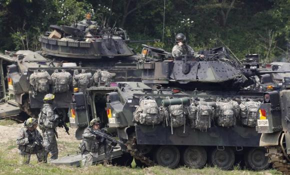 Lính Mỹ bên cạnh xe bọc thép M2A2 Bradley Lính Mỹ bên cạnh xe bọc thép M2A2 Bradley