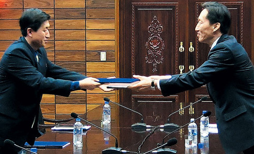 Đại diện của Hội chữ thập đỏ Triều Tiên và Hàn Quốc ký biên bản đồng ý tổ chức đoàn tụ gia đình.