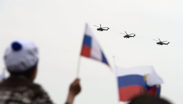 Người Nga xem diễu binh trên Quảng trường Đỏ.