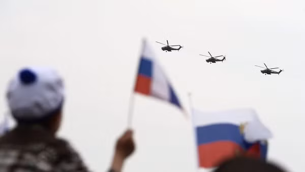 Người Nga xem diễu binh trên Quảng trường Đỏ.