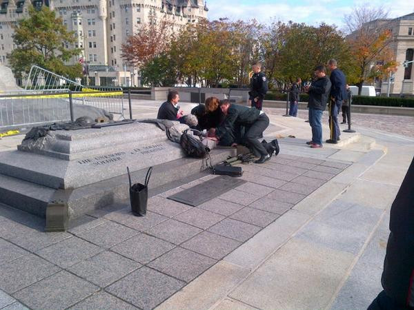 Binh sĩ Canada bị bắn chết ngay tại đài tưởng niệm chiến tranh. Binh sĩ Canada bị bắn chết ngay tại đài tưởng niệm chiến tranh.