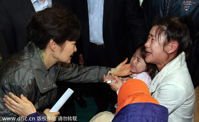 Tổng thống Hàn Quốc Park Geun-hye từ sáng hôm qua đã tới hiện trường đôn đốc các hoạt động tìm kiếm, động viên thăm hỏi gia đình các nạn nhân. Tổng thống Hàn Quốc Park Geun-hye từ sáng hôm qua đã tới hiện trường đôn đốc các hoạt động tìm kiếm, động viên thăm hỏi gia đình các nạn nhân.