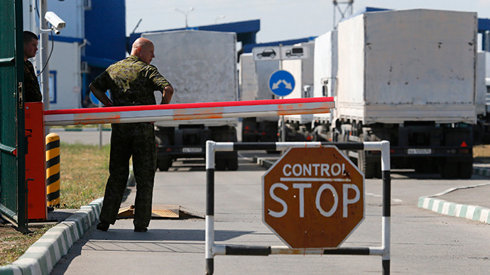 Đoàn xe chở hàng viện trợ cuối cùng đi qua cửa khẩu Donetsk trong khu vực Rostov của Nga hướng tới cửa khẩu Izvarino của Ukraine để làm thủ tục thông quan. Đoàn xe chở hàng viện trợ cuối cùng đi qua cửa khẩu Donetsk trong khu vực Rostov của Nga hướng tới cửa khẩu Izvarino của Ukraine để làm thủ tục thông quan.