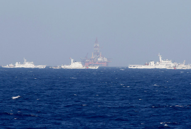 Giàn khoan 981 Trung Quốc hạ đặt trái phép trong vùng đặc quyền kinh tế, thềm lục địa Việt Nam. Giàn khoan 981 Trung Quốc hạ đặt trái phép trong vùng đặc quyền kinh tế, thềm lục địa Việt Nam.