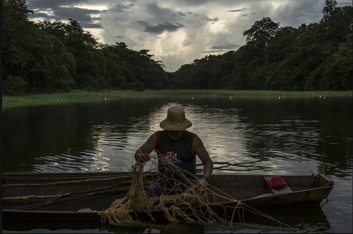 Ngư dân Brazil chuẩn bị kéo lưới.