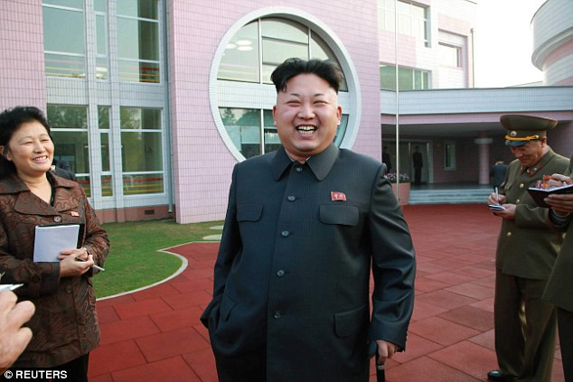Nhà lãnh đạo Triều Tiên Kim Jong-un xuất hiện trở lại sau 40 ngày vắng bóng với cây gậy trên tay. Nhà lãnh đạo Triều Tiên Kim Jong-un xuất hiện trở lại sau 40 ngày vắng bóng với cây gậy trên tay.