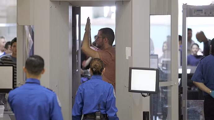 Chính quyền Anh đang xem xét lệnh cấm tất cả hành khách mang hành lý xách tay lên máy bay.