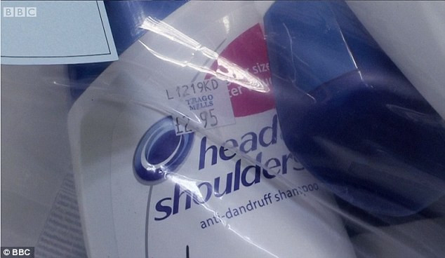 Theo các nhà chức trách Anh, những chai dầu gội đầu giả được làm rất tinh vi, không khác nhiều so với hàng thật. Theo các nhà chức trách Anh, những chai dầu gội đầu giả được làm rất tinh vi, không khác nhiều so với hàng thật.