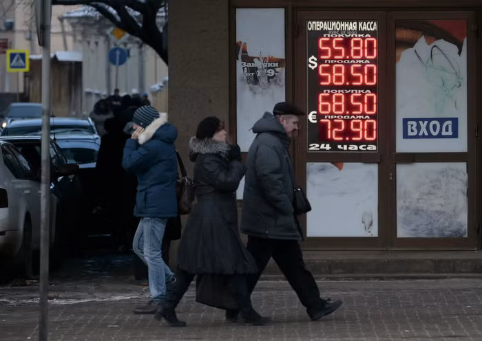 Đồng rúp đã bắt đầu ổn định trở lại sau vài ngày bất ổn nhờ Moscow đã nỗ lực trấn an thị trường. Đồng rúp đã bắt đầu ổn định trở lại sau vài ngày bất ổn nhờ Moscow đã nỗ lực trấn an thị trường.