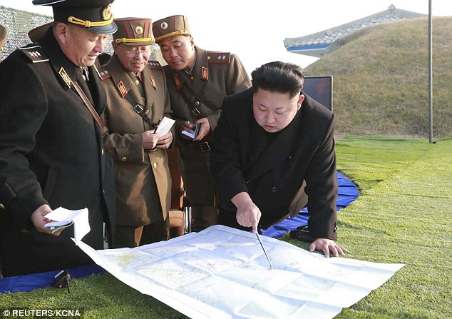 Kim Jong-un chỉ đạo diễn tập quân sự trên bản đồ. Kim Jong-un chỉ đạo diễn tập quân sự trên bản đồ.