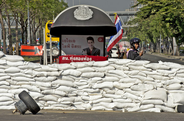 Nhiều điểm bỏ phiếu đã phải đóng cửa vì bị người biểu tình chống chính phủ bao vây. Nhiều điểm bỏ phiếu đã phải đóng cửa vì bị người biểu tình chống chính phủ bao vây.