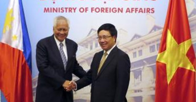 Ngoại trưởng Philippines Albert del Rosario và Phó Thủ tướng, Bộ trưởng Ngoại giao Phạm Bình Minh tại Hà Nội ngày 2/7/2014. Ngoại trưởng Philippines Albert del Rosario và Phó Thủ tướng, Bộ trưởng Ngoại giao Phạm Bình Minh tại Hà Nội ngày 2/7/2014.