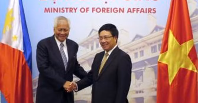 Ngoại trưởng Philippines Albert del Rosario và Phó Thủ tướng, Bộ trưởng Ngoại giao Phạm Bình Minh tại Hà Nội ngày 2/7/2014.