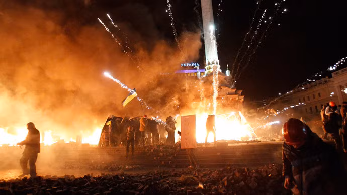 Người biểu tình đụng độ với cảnh sát tại Quảng trường Độc lập ngày 18/2.