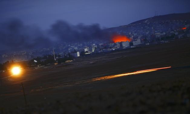 Bãi đất trống nằm giữa Kobani và Thổ Nhĩ Kỳ đang trở thành mục tiêu pháo kích chính của IS. Bãi đất trống nằm giữa Kobani và Thổ Nhĩ Kỳ đang trở thành mục tiêu pháo kích chính của IS.
