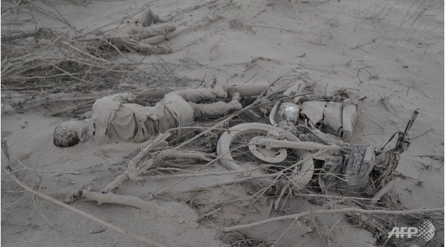 Người chết vì tro bụi nóng do núi lửa Sinabung phun ra Người chết vì tro bụi nóng do núi lửa Sinabung phun ra