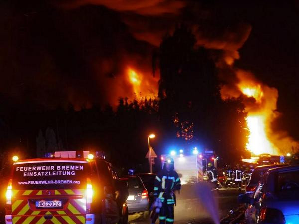 Hiện trường vụ nổ nhà máy hóa chất được nhìn từ xa. Hiện trường vụ nổ nhà máy hóa chất được nhìn từ xa.