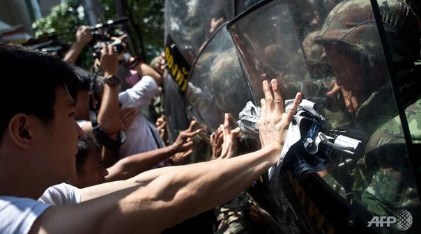 Người biểu tình phản đối đảo chính chống lại quân đội tại Bangkok. Người biểu tình phản đối đảo chính chống lại quân đội tại Bangkok.