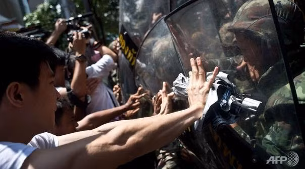 Người biểu tình phản đối đảo chính chống lại quân đội tại Bangkok.