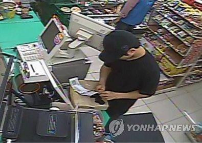 Nghi phạm gửi gói bưu kiện mang thông điệp đe dọa tới Bộ trưởng Quốc phòng Hàn Quốc. Nghi phạm gửi gói bưu kiện mang thông điệp đe dọa tới Bộ trưởng Quốc phòng Hàn Quốc.