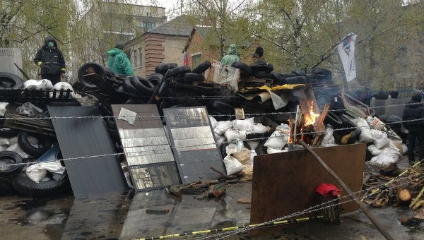 Người biểu tình ủng hộ Nga tại Donetsk. Người biểu tình ủng hộ Nga tại Donetsk.