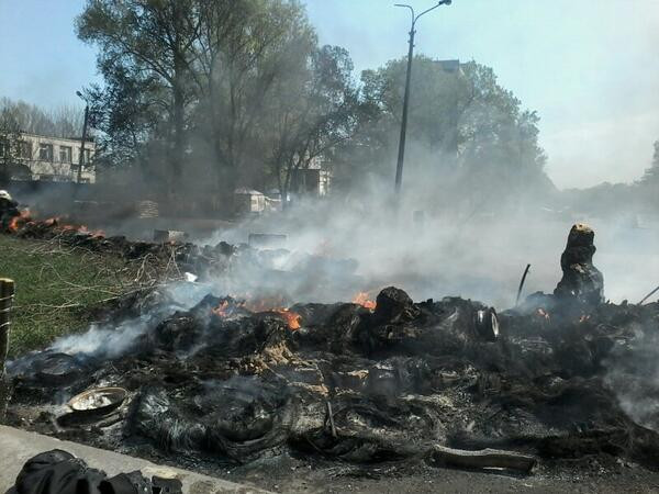 Một rào chắn của lực lượng dân quân bị xe bọc thép phá hủy. Một rào chắn của lực lượng dân quân bị xe bọc thép phá hủy.