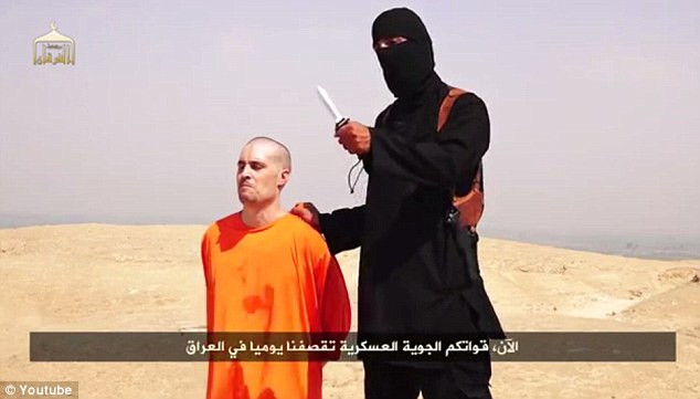 Nhà báo James Foley trong đoạn video ghi lại cảnh anh bị một chiến binh IS che mặt hành quyết. Nhà báo James Foley trong đoạn video ghi lại cảnh anh bị một chiến binh IS che mặt hành quyết.
