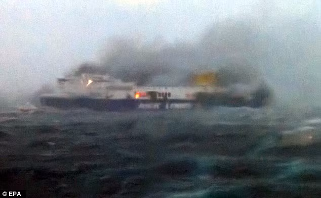 Chiếc phà bốc cháy dữ dội. Chiếc phà bốc cháy dữ dội.