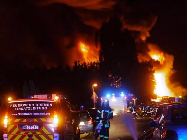 Hiện trường vụ nổ nhà máy hóa chất được nhìn từ xa.