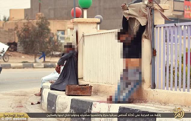 Ba người đàn ông phạm tội hiếp dâm bị treo ở góc phố.