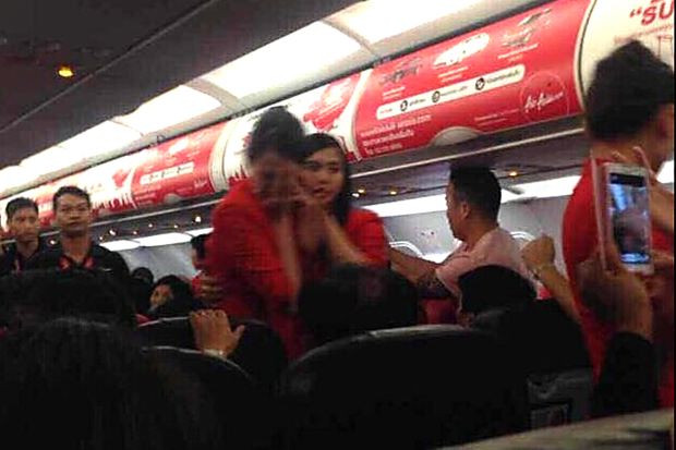 Thời điểm diễn ra sự cố trên máy bay của Thai AirAsia do các hành khách khác ghi lại. Thời điểm diễn ra sự cố trên máy bay của Thai AirAsia do các hành khách khác ghi lại.