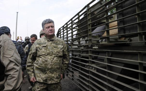 Tổng thống Ukraine Petro Poroshenko thăm doanh trại quân sự gần thị trấn Svyatogorsk ở Đông Ukraine hôm 20.6 Tổng thống Ukraine Petro Poroshenko thăm doanh trại quân sự gần thị trấn Svyatogorsk ở Đông Ukraine hôm 20.6