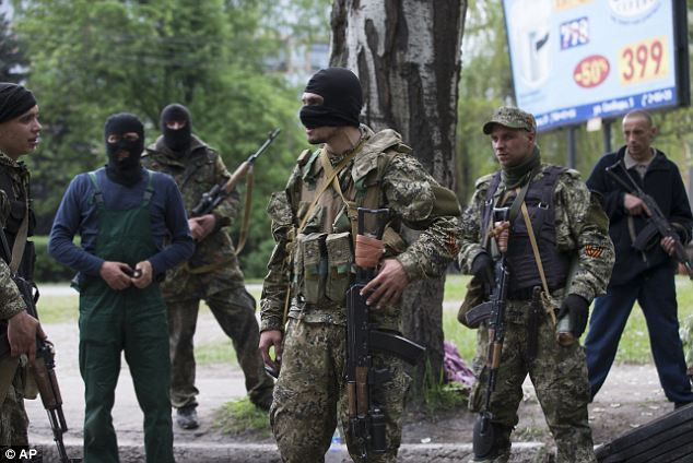 Các tay súng ủng hộ Nga đang chờ đợi sự hỗ trợ của lực lượng Nga mạnh mẽ đang tập kết gần biên giới.