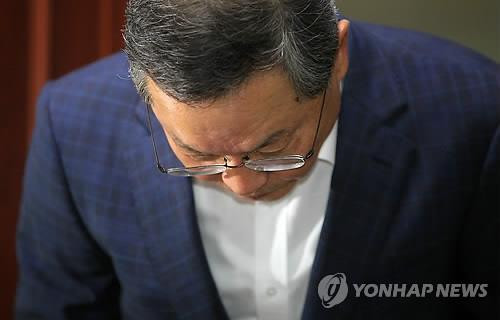 Ahn Dai-hee xin lỗi. Ahn Dai-hee xin lỗi.