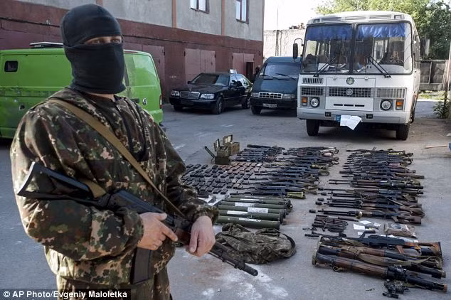 Lực lượng ly khai khoe vũ khí tịch thu sau vụ tấn công trạm kiểm soát của quân đội Ukraine.