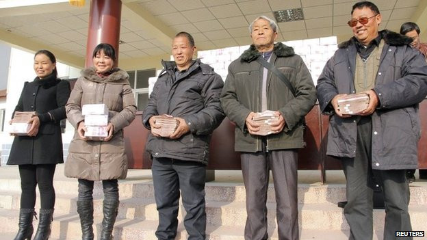 Những người dân nhận được tiền thưởng Tết đầu tiên. Những người dân nhận được tiền thưởng Tết đầu tiên.