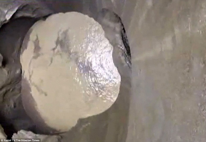 Nước bên dưới đáy hố ở bán đảo Yamal.