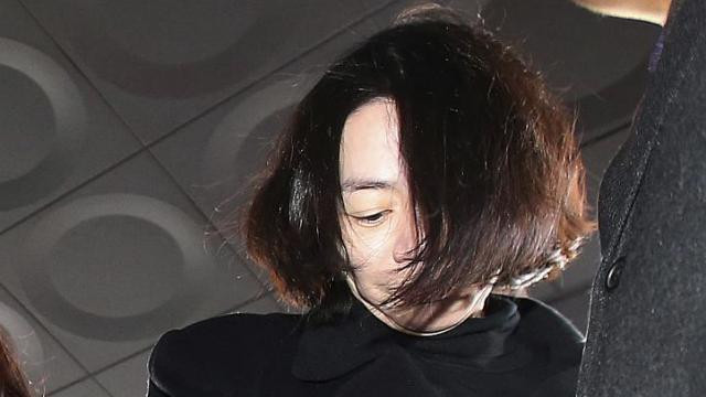 Bà Cho Huyn-ah đã chính thức bị bắt giam. Bà Cho Huyn-ah đã chính thức bị bắt giam.